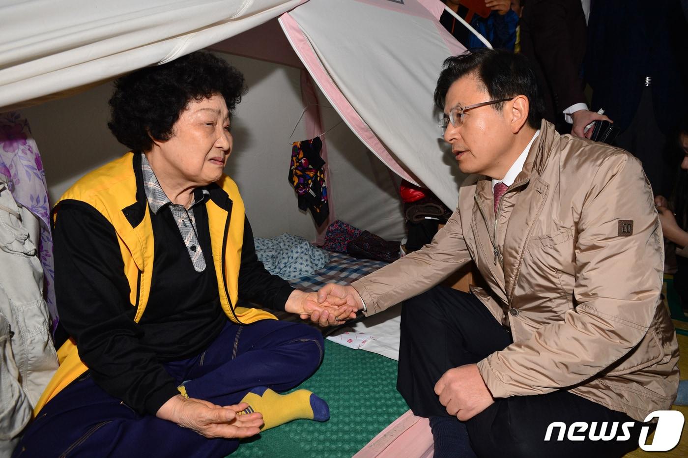 본문 이미지 - 황교안 자유한국당 대표가 9일 오후 지진 이재민 대피소인 북구 흥해읍 실내체육관에서 이재민들을 위로하고 있다.2019.4.9/뉴스1 ⓒ News1 최창호 기자