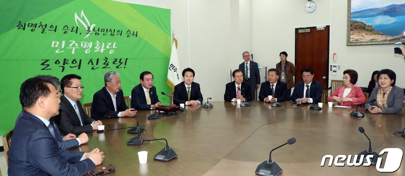 민주평화당 의원들이 9일 저녁 서울 여의도 국회에서 비공개 의원총회 시작 전 대화를 나누고 있다.  2019.4.9/뉴스1 ⓒ News1 김명섭 기자