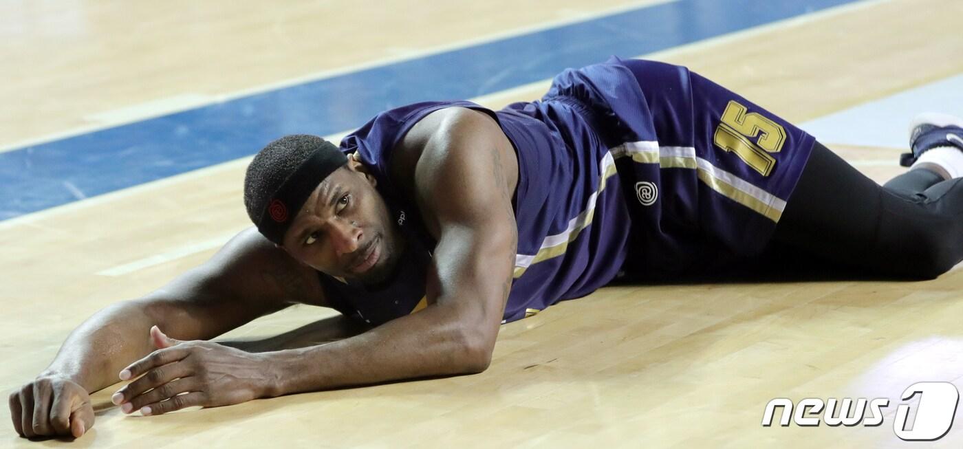 지난 4월 열린 2018-2019 프로농구 SKT 5GX KBL 전주KCC와 울산현대모비스의 4강 플레이오프 4차전 경기에서 KCC 브라운이 넘어진 뒤 파울 판정이 없자 심판을 바라보고 있다.2019.4.9/뉴스1 ⓒ News1 문요한 기자