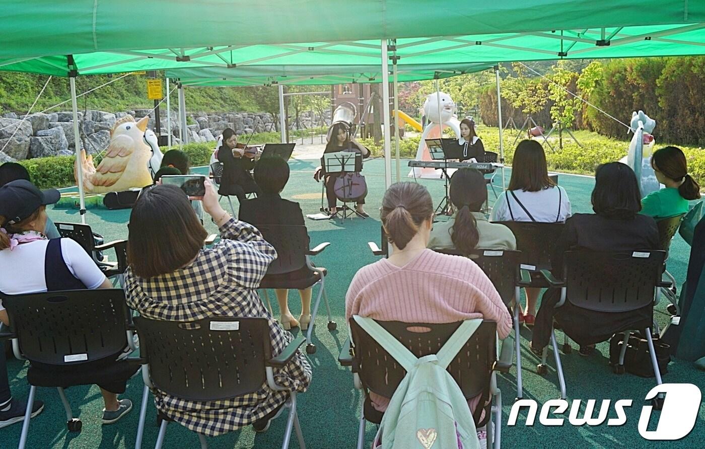 본문 이미지 - 지난해 운영한 숲 태교  교실 연주회.(괴산군청 제공)ⓒ 뉴스1