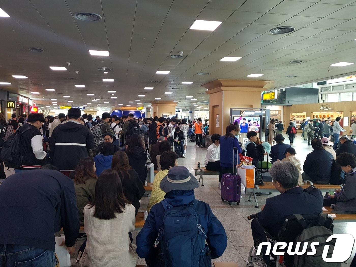 본문 이미지 - 황금연휴의 시작인 1일 해외, 국내 여행을 떠나기 위해 서울역을 찾은 시민들. ⓒ 뉴스1 조현기 기자