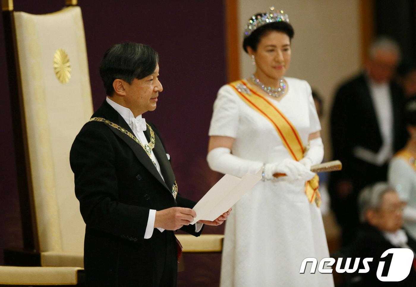 본문 이미지 - 나루히토 새 일왕이 지난 1일 도쿄의 왕궁에서 열린 즉위행사에서 소감을 밝히고 있다. ⓒ 로이터=뉴스1 ⓒ News1 우동명 기자