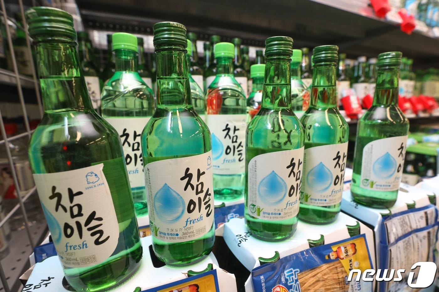 서울 용산구 한 대형마트에 진열된 참이슬 2019.5.1/뉴스1 ⓒ News1 성동훈 기자