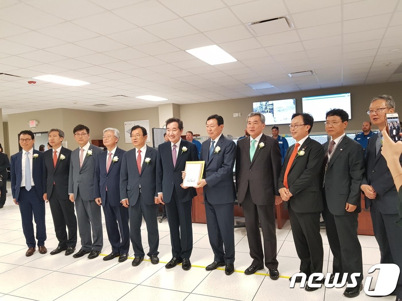 본문 이미지 - 이낙연 국무총리와 신동빈 롯데그룹 회장이 9일(현지시간) 열린 롯데케미칼 루이지애나주 ECC(Ethan Cracking Center)공장 준공식 후 기념촬영을 하고 있다. ⓒ 뉴스1 최은지기자