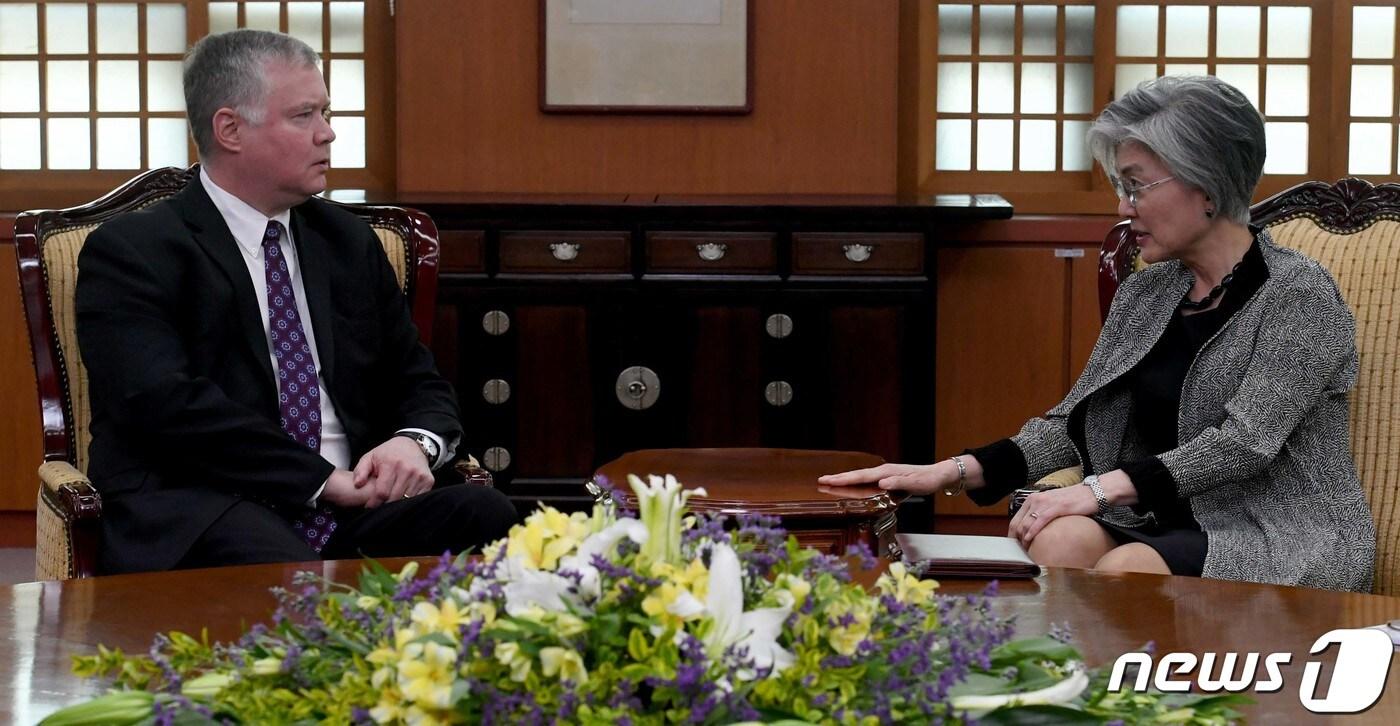 강경화 외교부 장관이 10일 오전 서울 종로구 도렴동 외교부 청사에서 스티븐 비건 미국 국무부 대북정책특별대표를 접견하고 있다. 2019.5.10/뉴스1 ⓒ News1 사진공동취재단