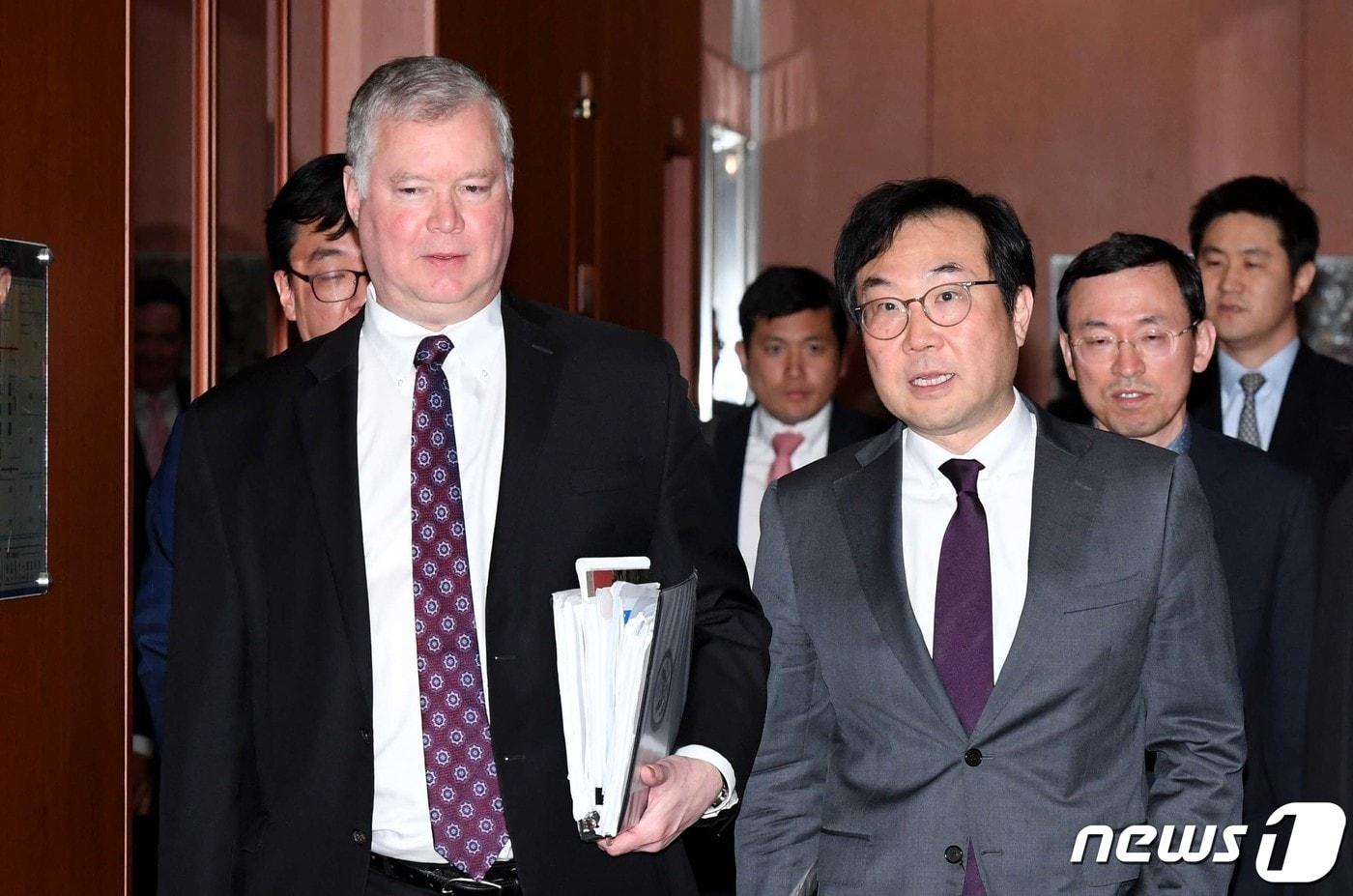 본문 이미지 - 이도훈 외교부 한반도평화교섭본부장과 스티븐 비건 미 국무부 대북특별대표가 10일 오전 서울 종로구 외교부에서 한미 비핵화 남북관계 워킹그룹 회의에 입장하고 있다. 2019.5.10/뉴스1 ⓒ News1 사진공동취재단