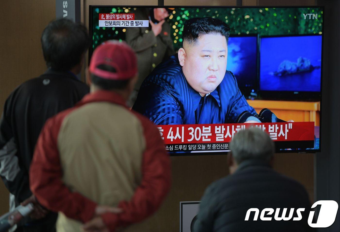 본문 이미지 - 북한이 동해 방향을 향해 단거리미사일 2발을 발사한 9일 오후 시민들이 서울역 대합실이 관련 TV 보도를 지켜보고 있다. ⓒ AFP=뉴스1