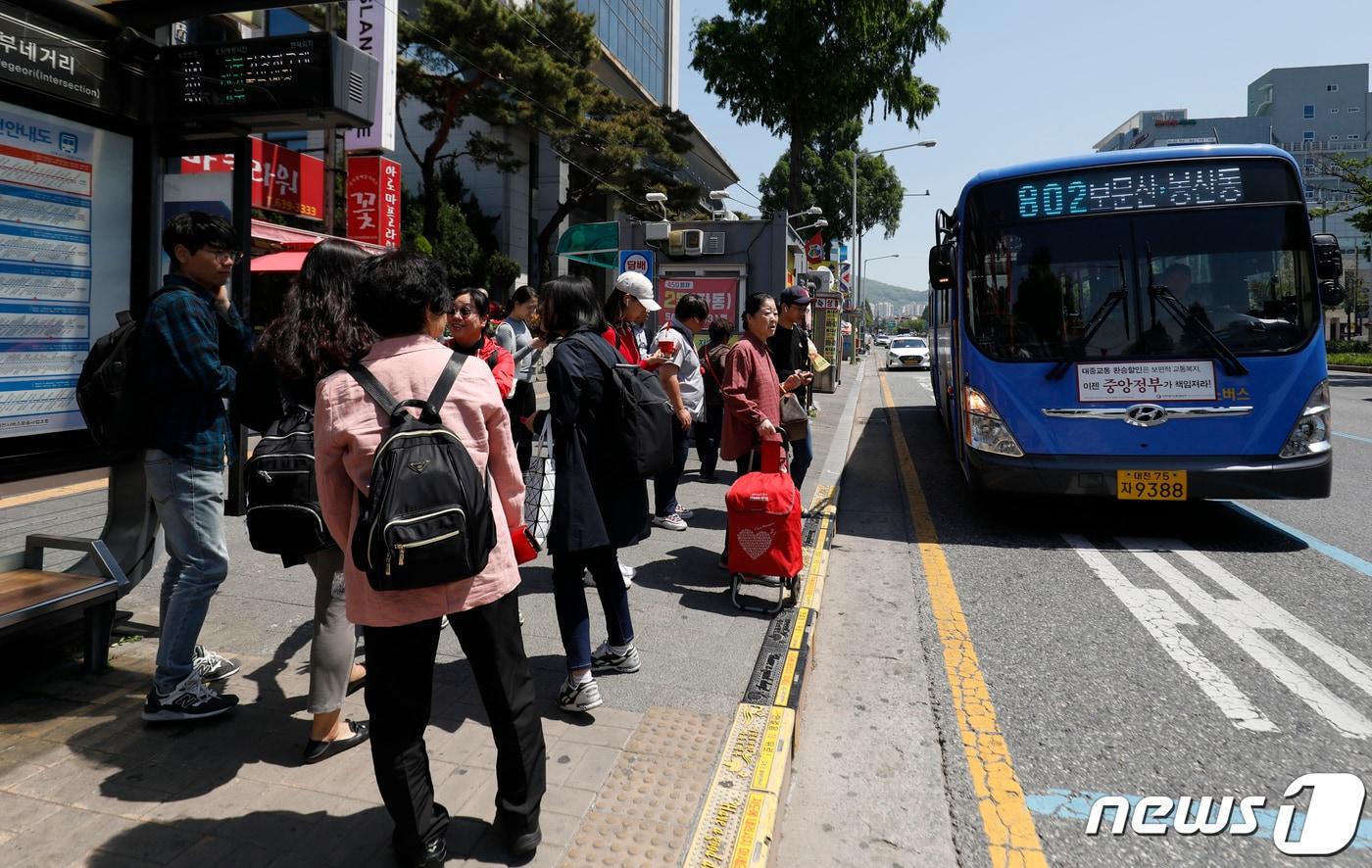 본문 이미지 - 대전 시내버스 정류장에서 버스를 기다리는 시민들. /뉴스1 ⓒNews1 DB