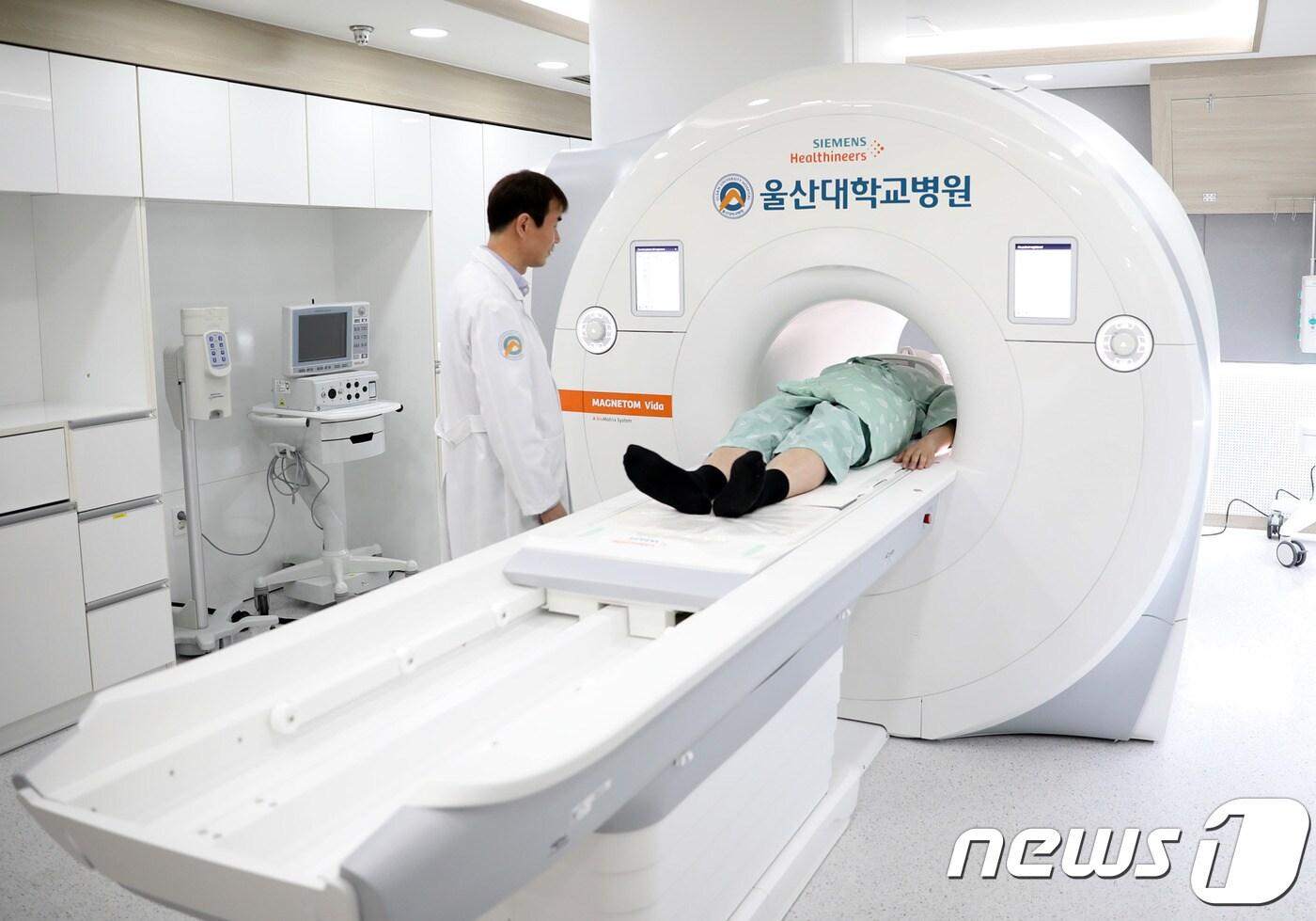 본문 이미지 - 울산대병원이 도입한 신규 MRI 기기 '마그네톰 비다'.(울산대병원 제공) ⓒ 뉴스1