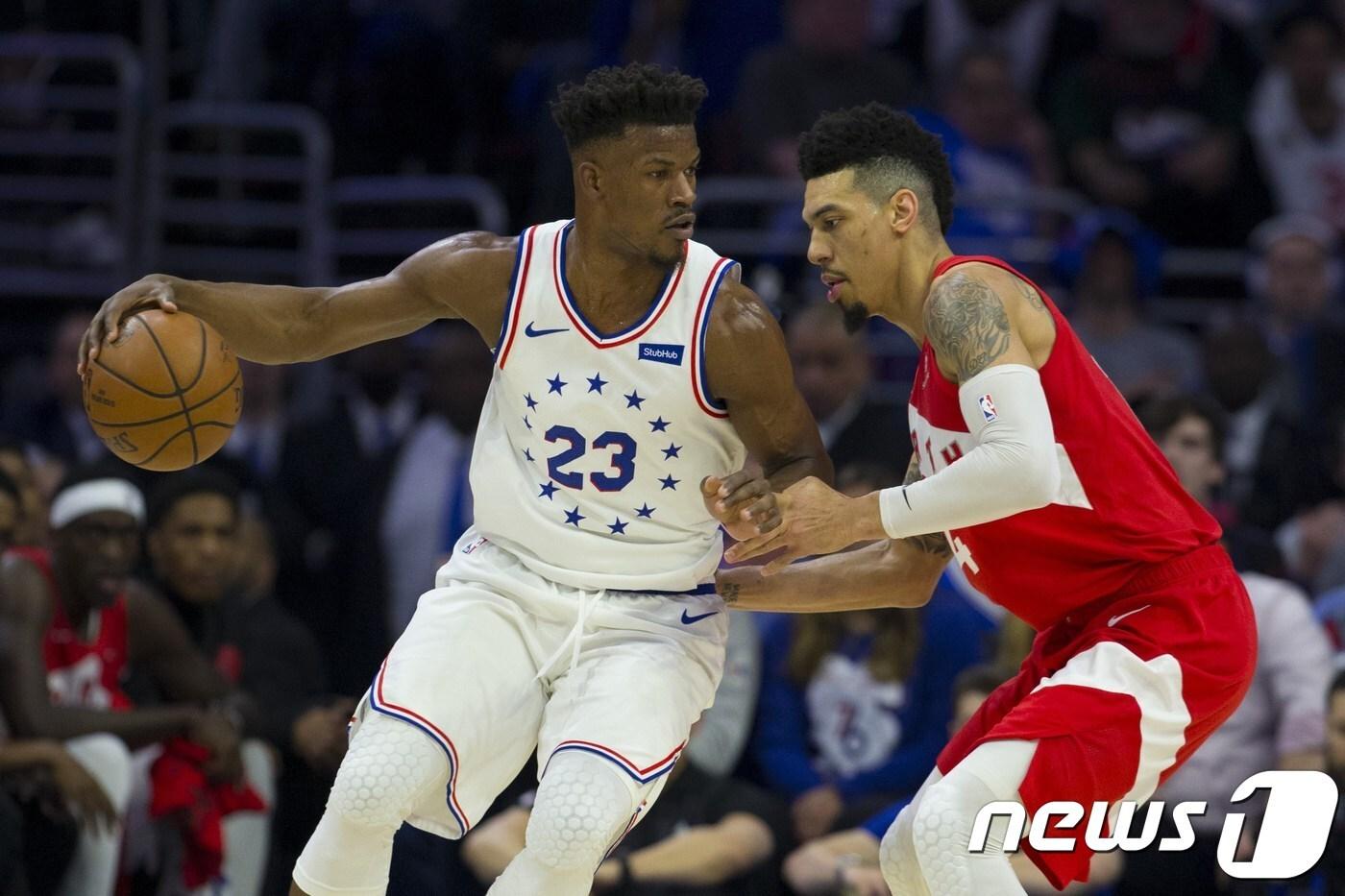 필라델피아 세븐티식서스 지미 버틀러가 10일(한국시간) 미국 펜실베이니아주 필라델피아 웰스파고센터에서 열린 2018-19 미국프로농구(NBA) 동부 콘퍼런스 플레이오프 2라운드(7전4선승제) 토론토 랩터스와 6차전에서 25득점을 올리며 승리를 이끌었다. ⓒ AFP=뉴스1