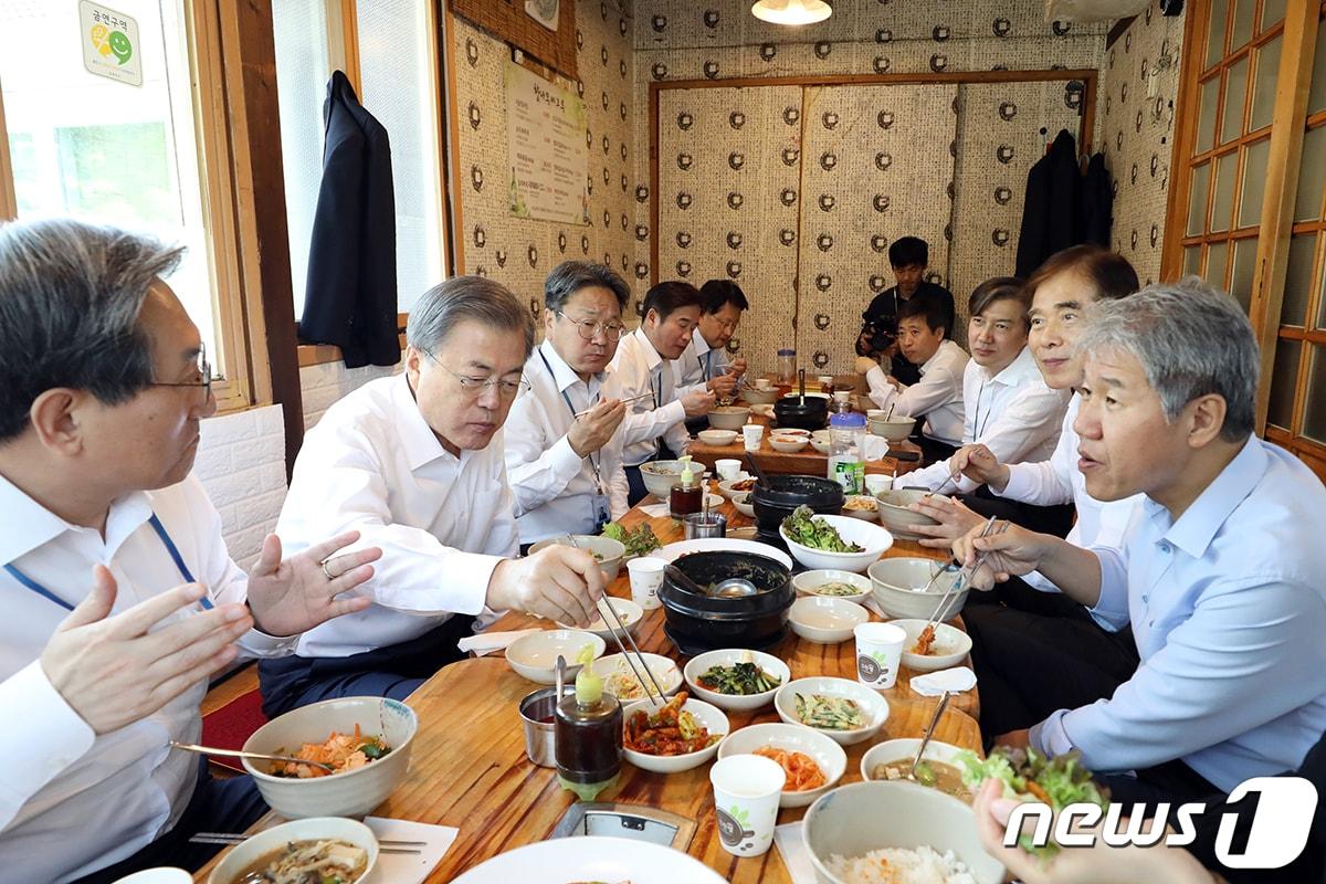 본문 이미지 - 문재인 대통령이 취임 2주년을 맞은 지난해 5월10일 오후 서울 종로구 삼청동 한 음식점에서 노영민 비서실장을 비롯한 수석 보좌진과 점심 식사를 하고 있다. (청와대 제공) /뉴스1