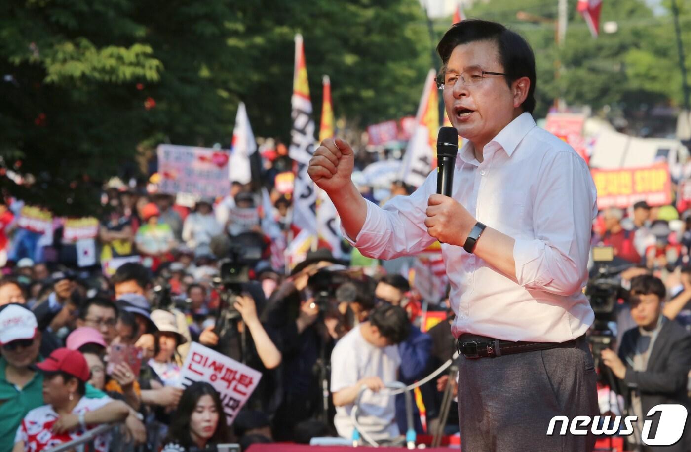 황교안 자유한국당 대표가 주말인 11일 대구 문화예술회관앞에서 열린 대규모 '문 스톱' 규탄집회에 참석해 연설을 하고 있다. 여야 4당의 선거제·개혁법안 패스트트랙 지정에 반발하며 장외투쟁을 벌이고 있는 황 대표는 전날 대구에서 산업현장과 대학생들을 만나 현 정권의 실정을 비판하고 이틀째 '텃밭'인 대구에서 '민생투쟁 대장정'을 이어가고 있다. 황 대표는 부처님 오신날인 12일에도 대구·경북지역에 남아 일정을 이어갈 계획이다. 2019.5.11/뉴스1 ⓒ News1 정우용 기자