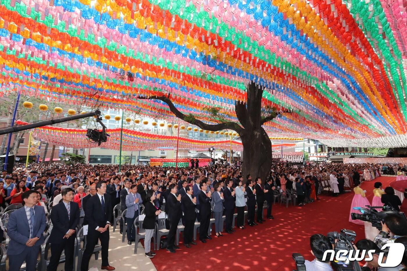 본문 이미지 - 12일 불기 2563년 부처님오신날을 맞아 서울 종로구 조계사에서 열린 봉축법요식에서 참석자들이 합장하고 있다. 2019.5.12/뉴스1 ⓒ News1 이종덕 기자