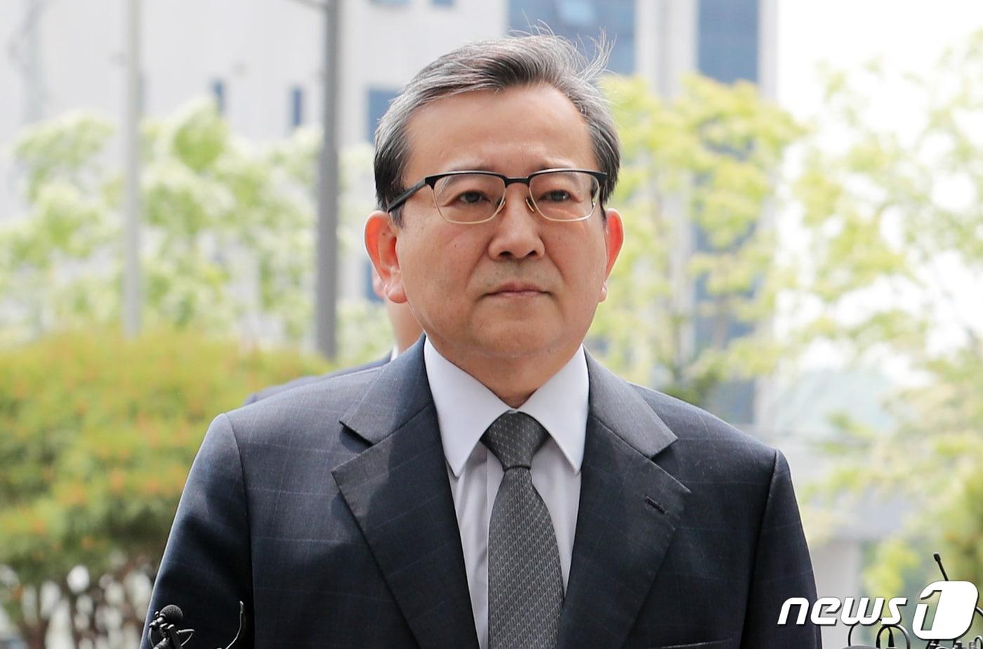 '별장 성접대와 뇌물 의혹사건' 정점에 있는 김학의 전 법무부 차관이 12일 오후 서울 송파구 서울동부지검에 피의자 신분으로 소환조사를 받기 위해 재출석하고 있다. 2019.5.12/뉴스1 ⓒ News1 이재명 기자