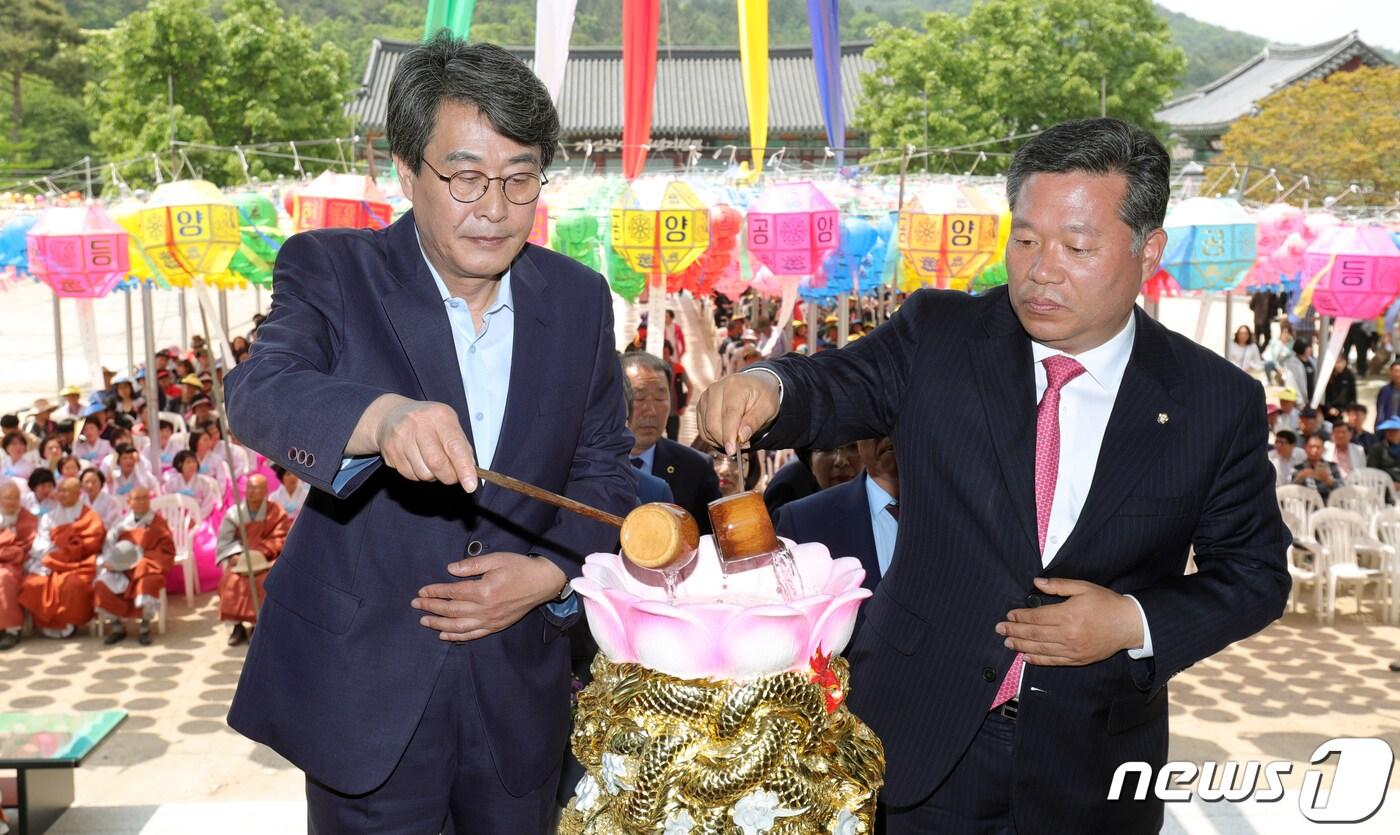 본문 이미지 - 지난 5월12일 전북 김제시 금산사에서 열린 불기 2563년 부처님 오신 날 봉축법요식에서 김광수(왼쪽), 김종회 국회의원이 관불을 하고 있다.뉴스1 ⓒ News1 문요한 기자