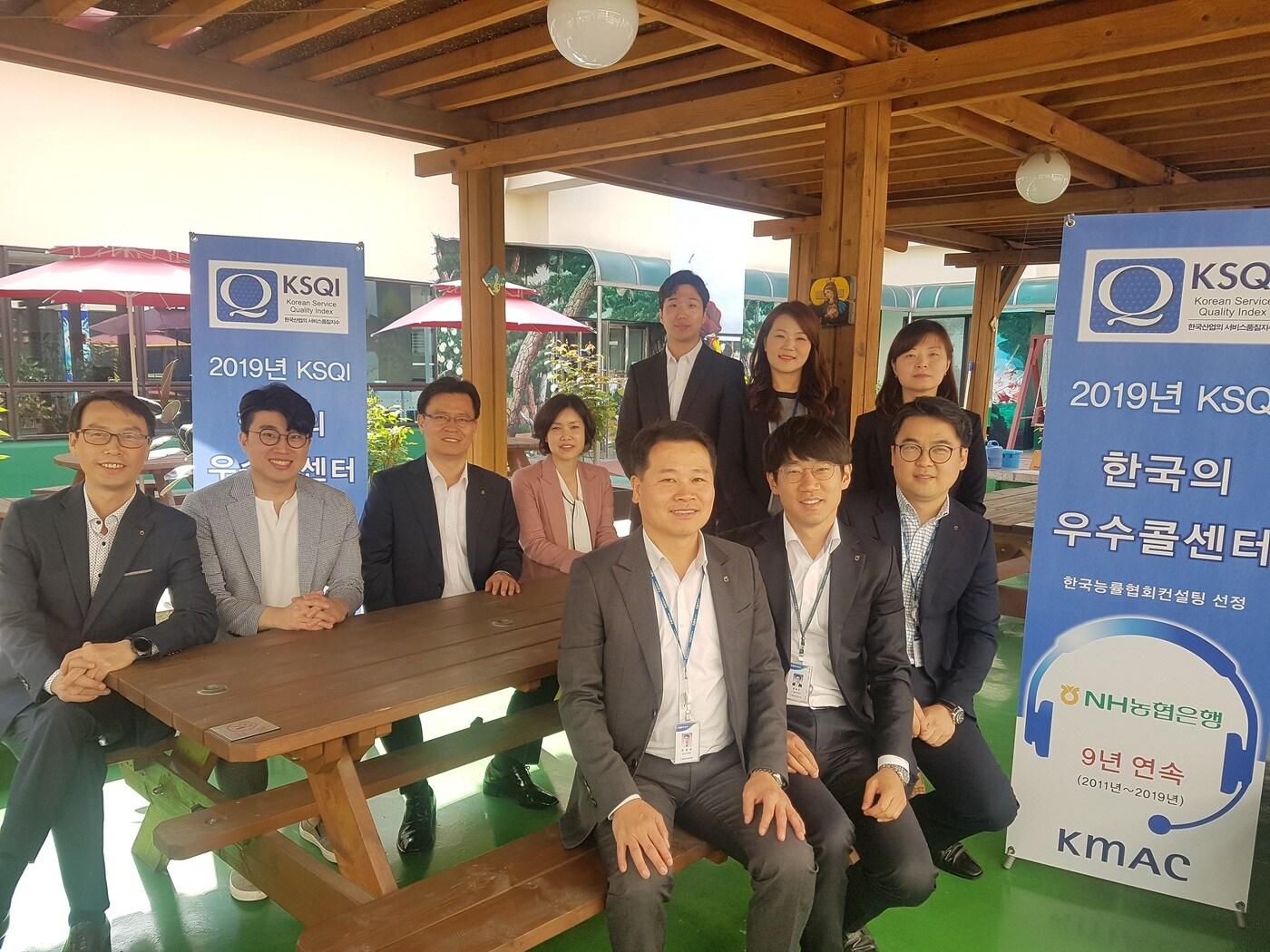 본문 이미지 - 최명호 고객행복센터장(뒷줄 왼쪽에서 세 번째)이 고객행복센터 직원, 고객행복 상담사들과 함께 기념촬영을 하고 있다.(NH농협은행 제공)ⓒ 뉴스1