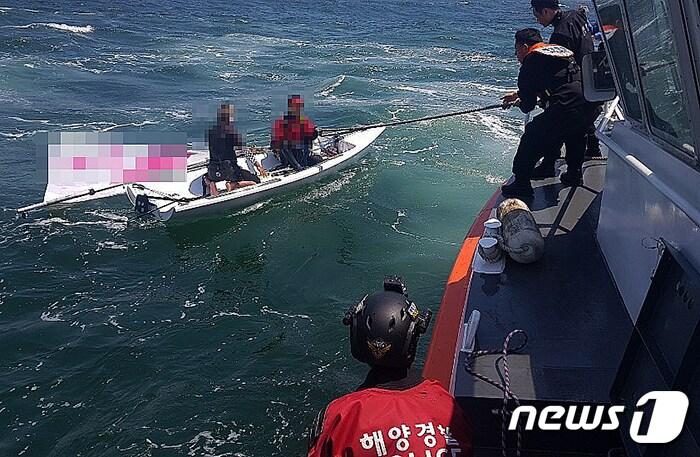 본문 이미지 - 12일 낮 12시 12분께 부산 기장군 죽성리 해상에서 돛대가 파손돼 표류중인 요트를 해경이 구조하고 있다.(울산해양경찰서 제공)2019.5.12/뉴스1 ⓒ News1 