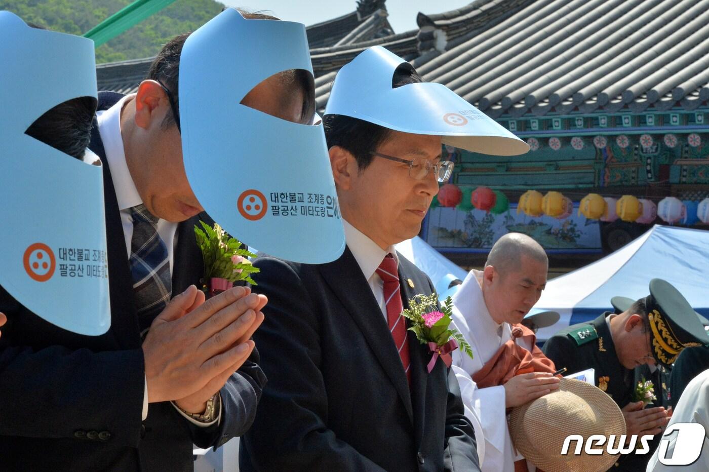 본문 이미지 - 황교안 자유한국당 대표가 부처님오신날인 12일 오후 경북 영천시 청통면 대한불교조계종 10교구 본사 은해사에서 열린 봉축법요식에서 기도하고 있다. 2019.5.12/뉴스1 ⓒ News1 최창호 기자