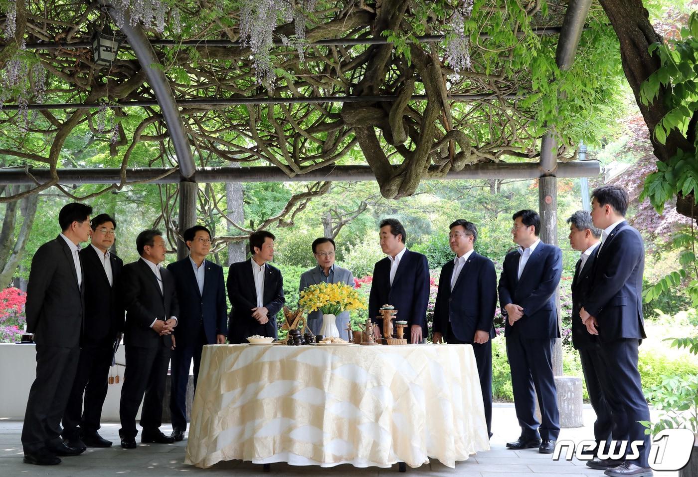 본문 이미지 - 12일 오후 서울 종로구 삼청동 총리공관에서 열린 고위당정청협의회에서 노형욱 국무조정실장(왼쪽부터), 박찬대 더불어민주당 원내대변인, 강기정 정무수석, 조정식 더불어민주당 정책위의장, 이인영 원내대표, 이해찬 대표, 이낙연 국무총리, 홍남기 경제부총리 겸 기획재정부 장관, 윤호중 사무총장, 김수현 청와대 정책실장, 홍익표 더불어민주당 수석대변인, 윤종원 청와대 경제수석, 강훈식 의원이 공관 내 등나무 아래서 환담을 나누고 있다. 2019.5.12/뉴스1 ⓒ News1 박정호 기자