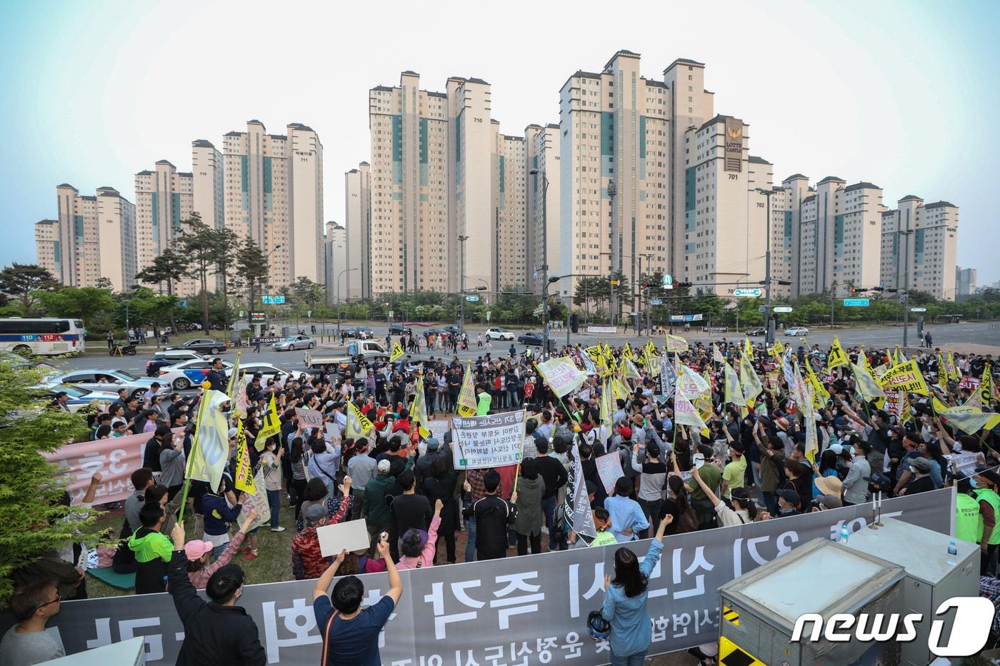 본문 이미지 - 12일 오후 경기도 파주시 운정행복센터 앞에서 검단일산운정신도시연합회 회원들이 3기 신도시반대 운정일산집회를 하고 있다. 2019.5.12/뉴스1 ⓒ News1 성동훈 기자