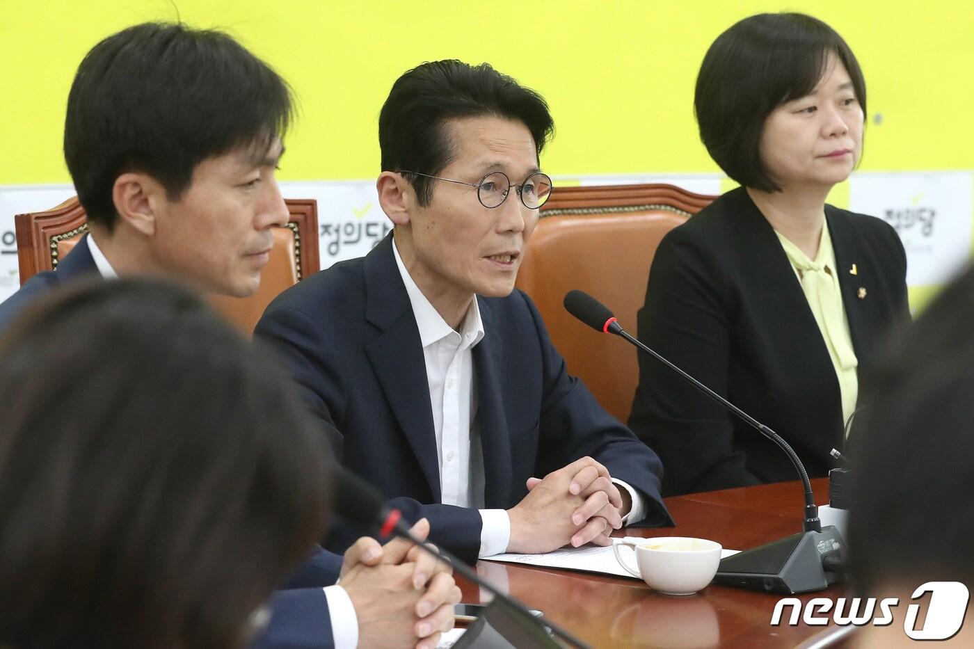 본문 이미지 - 윤소하 정의당 원내대표(가운데)가 13일 오전 서울 여의도 국회에서 열린 상무위원회의에서 모두발언을 하고 있다. 2019.5.13/뉴스1 ⓒ News1 임세영 기자