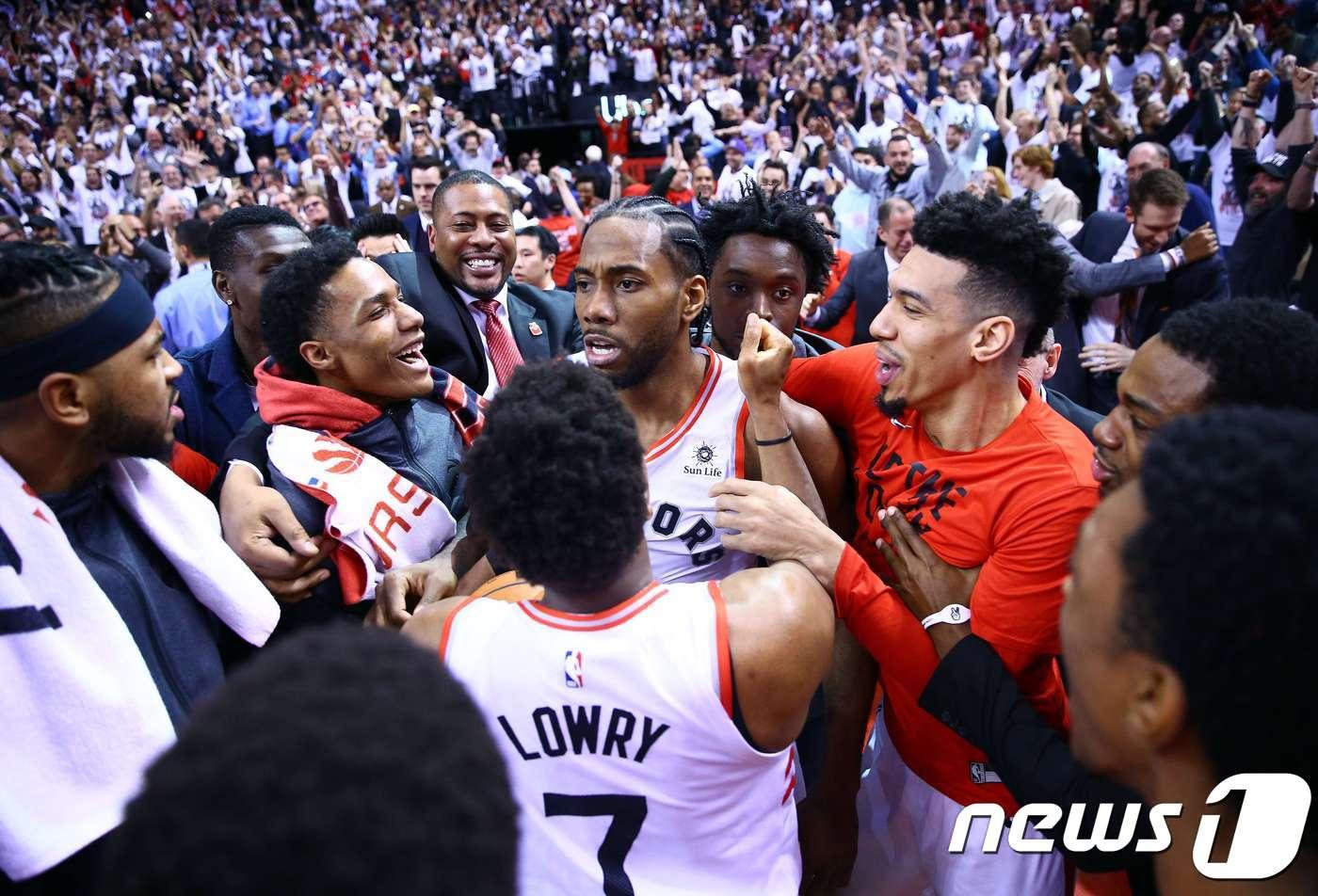 토론토 랩터스가 13일(한국시간) NBA 플레이오프 2라운드에서 필라델피아를 누르고 동부콘퍼런스 파이널에 진출했다. ⓒ AFP=뉴스1