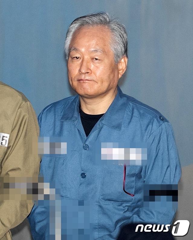 본문 이미지 - 수조원대 불법 다단계 판매 사기로 징역 12년을 받고 복역 중 1,100억원대 사기를 친 혐의를 받는 주수도 전 제이유그룹 회장이 13일 오전 서울 서초구 서울중앙지방법원에서 열린 정경제범죄가중처벌법상 사기 등 공판기일에 출석하고 있다. 2019.5.13/뉴스1 ⓒ News1 이승배 기자