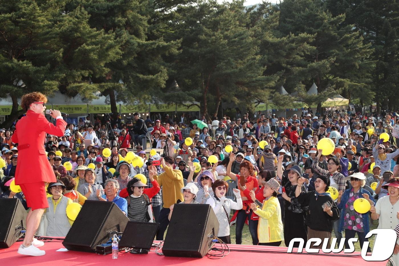 본문 이미지 - 속리산 신축제 축하공연(보은군 제공).2019.05.10.ⓒ 뉴스1