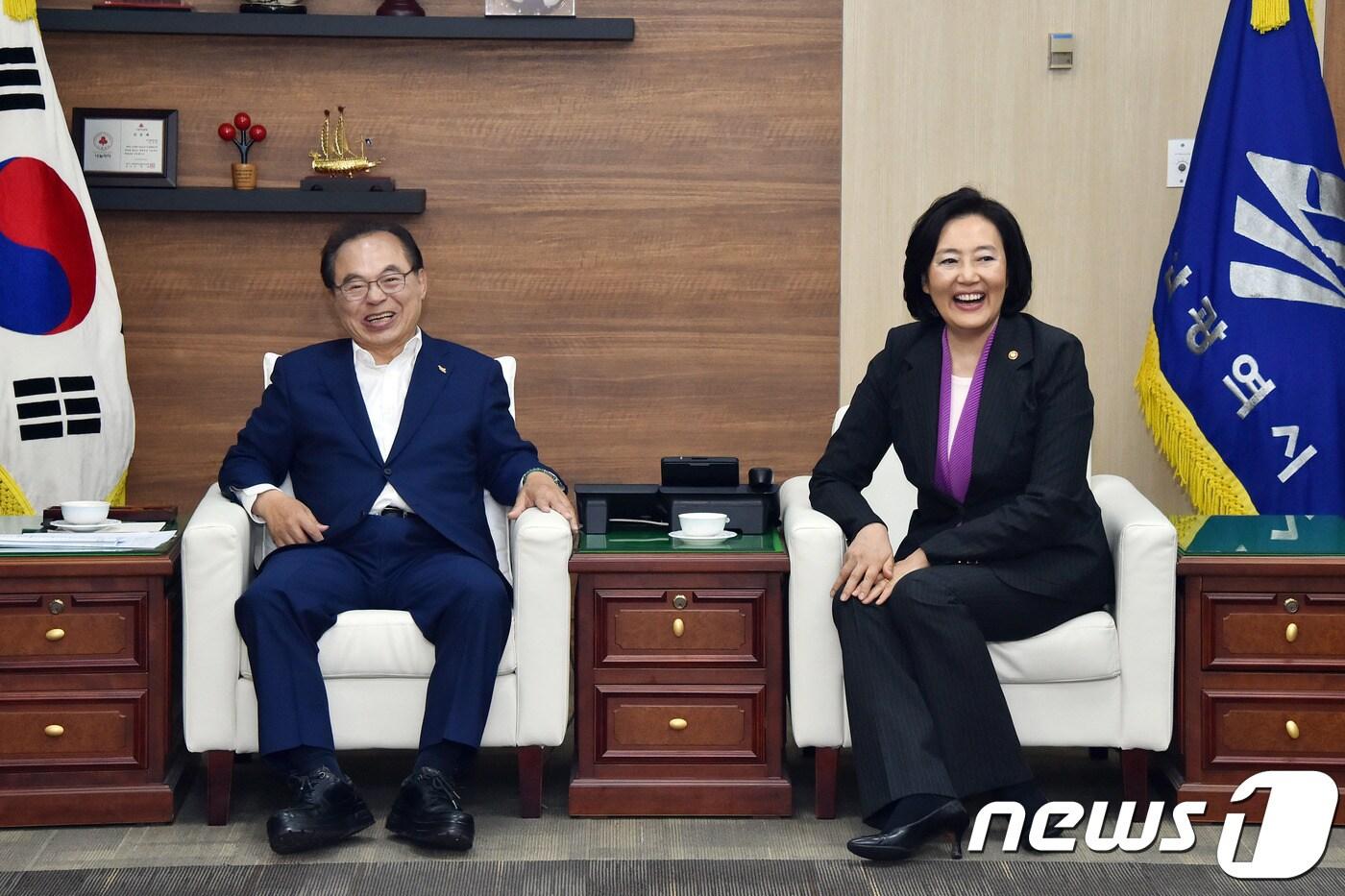 본문 이미지 - 13일 오후 부산시청에서 오거돈 부산시장(왼쪽)과 박영선 중소벤처기업부 장관이 환담을 나누고 있다. (부산시 제공) 2019.5.13 ⓒ 뉴스1
