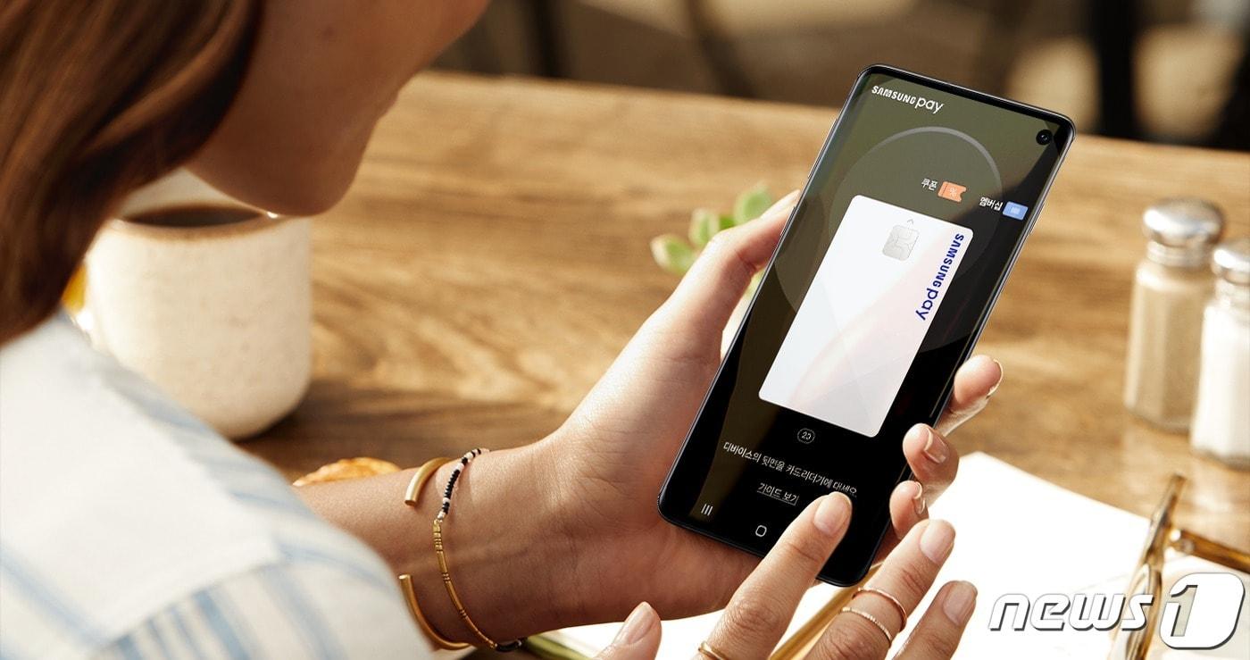 본문 이미지 - 모바일 결제 모습.(사진은 기사 내용과 무관함) / 뉴스1 ⓒ News1