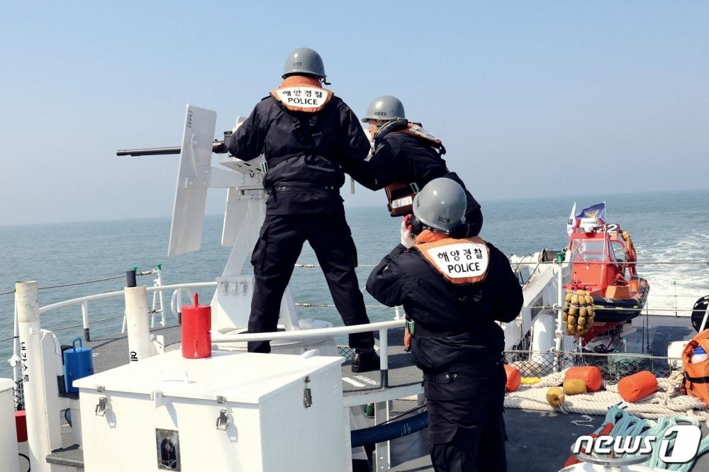 본문 이미지 - 군산해경이 해상 사격훈련을 실시하고 있다.ⓒ 뉴스1