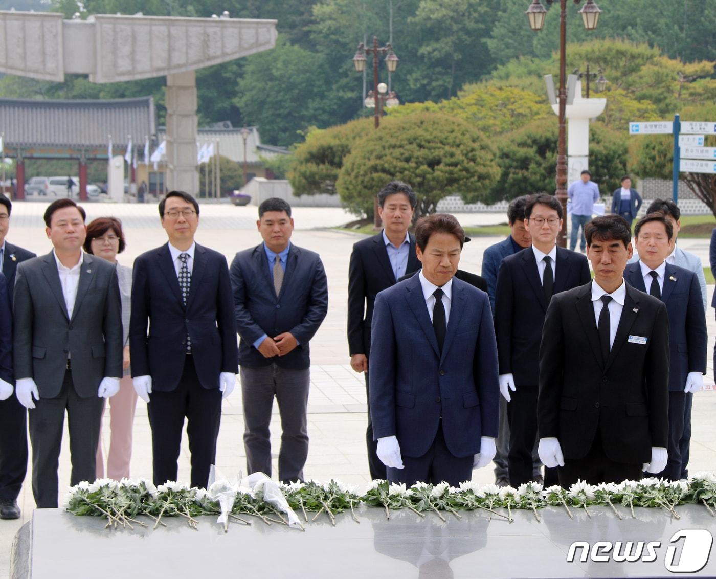 본문 이미지 - 임종석 전 대통령 비서실장, 윤영찬 전 청와대 국민소통수석, 권혁기 전 춘추관장 등 문재인 정부 1기 참모진과 더불어민주당 관계자들이 14일 오전 광주 북구 국립5·18민주묘지에서 참배하고 있다.(국립5·18민주묘지 제공)2019.5.14/뉴스1