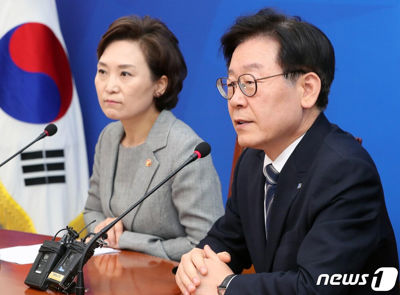 본문 이미지 - 김현미 국토교통부장관과 이재명 경기도지사가 '버스 파업'과 관련 14일 서울 여의도 국회에서 이해찬 더불어민주당 대표를 면담 한 후 기자들에게 브리핑하고 있다. 김현미 장관은 버스파업 대책과 관련 '경기도 버스 준공영제와 광역버스요금 인상을 결정했다'고 말했다.2019.5.14/뉴스1 ⓒ News1 이종덕 기자