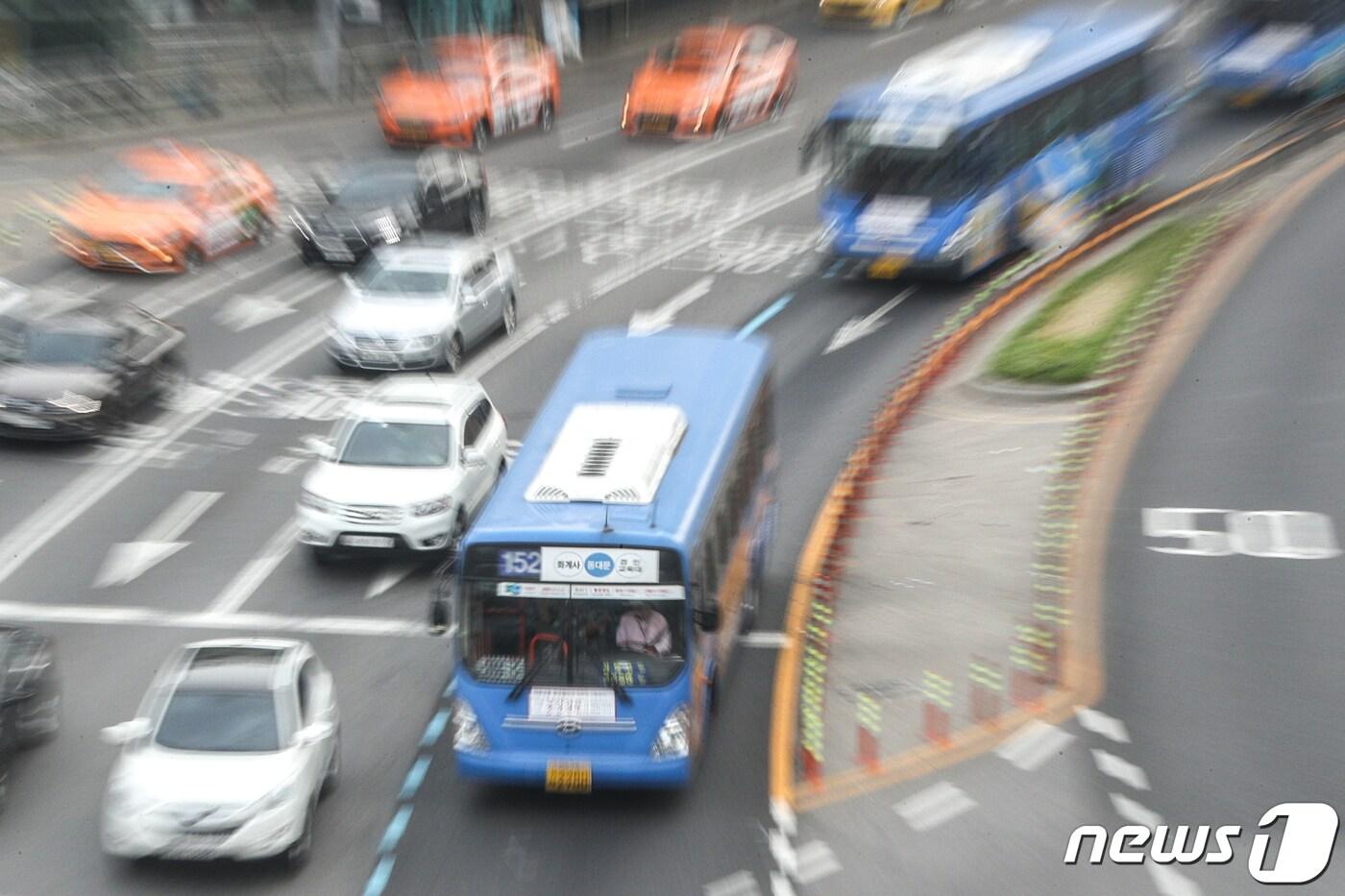 본문 이미지 - 서울 시내버스 노사가 마라톤 협상 끝에 파업 결정을 철회한 15일 오전 서울 중구 서울역 버스종합환승센터 주변에서 버스가 운행되고 있다.  2019.5.15/뉴스1 ⓒ News1 성동훈 기자