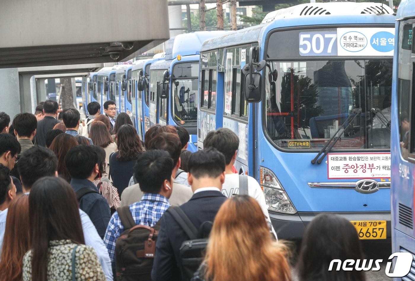 본문 이미지 - 서울 시내버스 노사가 마라톤 협상 끝에 파업 결정을 철회한 15일 오전 서울 중구 서울역 버스종합환승센터 주변에서 버스가 운행되고 있다.  2019.5.15/뉴스1 ⓒ News1 성동훈 기자
