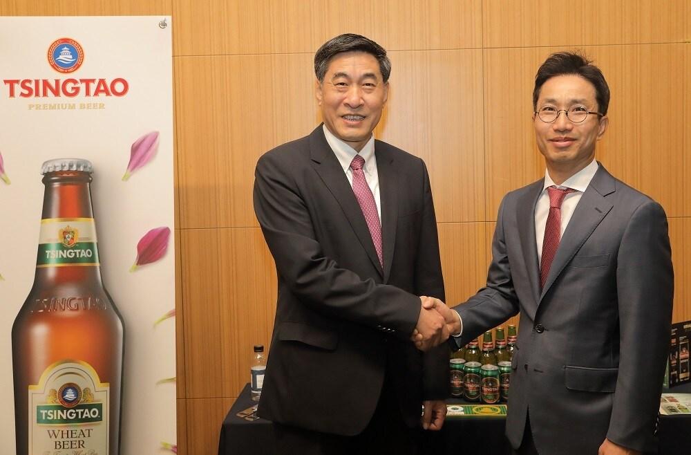 본문 이미지 - 칭따오맥주유한공사 황커싱 회장(왼쪽)과 비어케이 이영석 대표이사 ⓒ 뉴스1