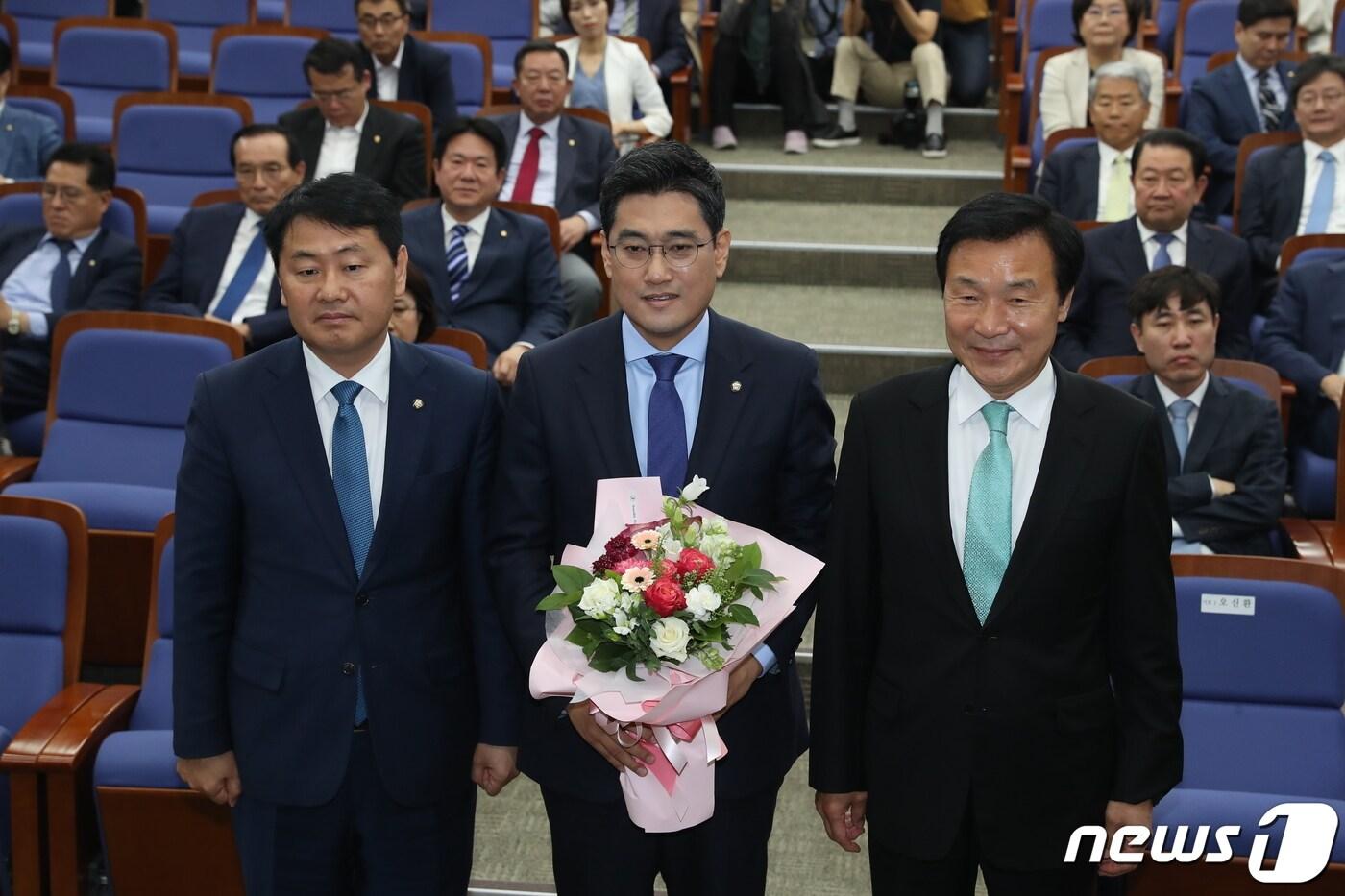 본문 이미지 - 오신환 바른미래당 의원이 15일 오전 서울 여의도 국회에서 열린 의원총회에서 원내대표로 선출 된 후 손학규 대표, 김관영 원내대표와 기념촬영을 하고 있다. 2019.5.15/뉴스1 ⓒ News1 임세영 기자