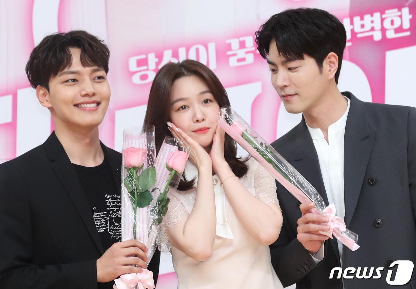 본문 이미지 - 배우 여진구(왼쪽부터), 방민아, 홍종현이 15일 오후 서울 목동SBS에서 열린 새 수목드라마 ‘절대 그이’(극본 양혁문/연출 정정화) 제작발표회에 참석해 포즈를 취하고 있다.  2019.5.15/뉴스1 ⓒ News1 권현진 기자