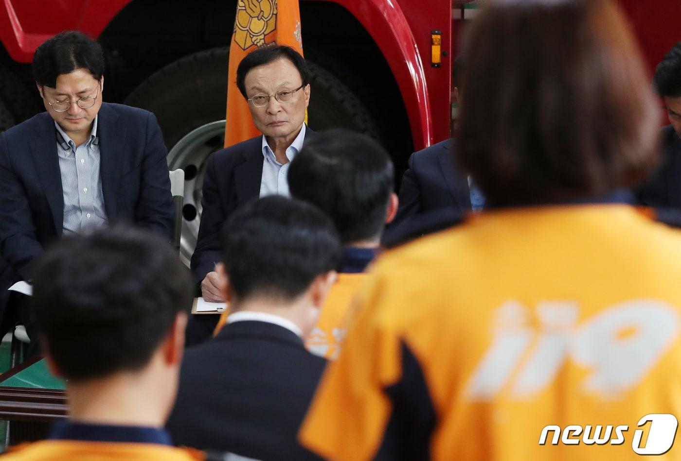 본문 이미지 - 이해찬 더불어민주당 대표가 15일 오후 경기도 안양시 동안구 안양소방서에서 열린 소방직 공무원 국가직 전환 간담회에 참석해 소방관들과 소통의 시간을 갖고 있다. 2019.5.15/뉴스1 ⓒ News1 조태형 기자