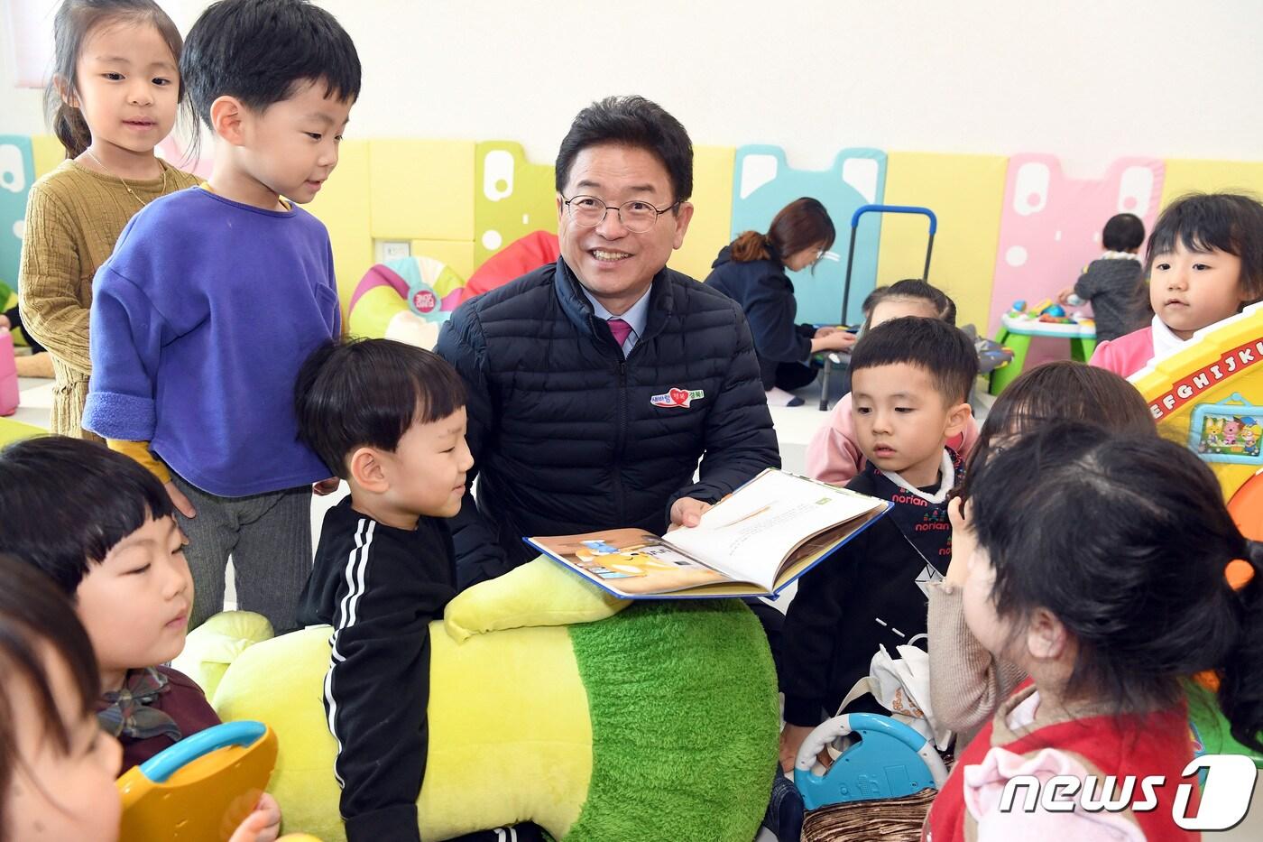 이철우 경북지사가 전국에서 영유아 비율이 가장 높은 구미시 산동면 IBK구미사랑 어린이집을 찾아 아이들에게 동화책을 읽어주고 있다. (안동=뉴스1) 김대벽 기자