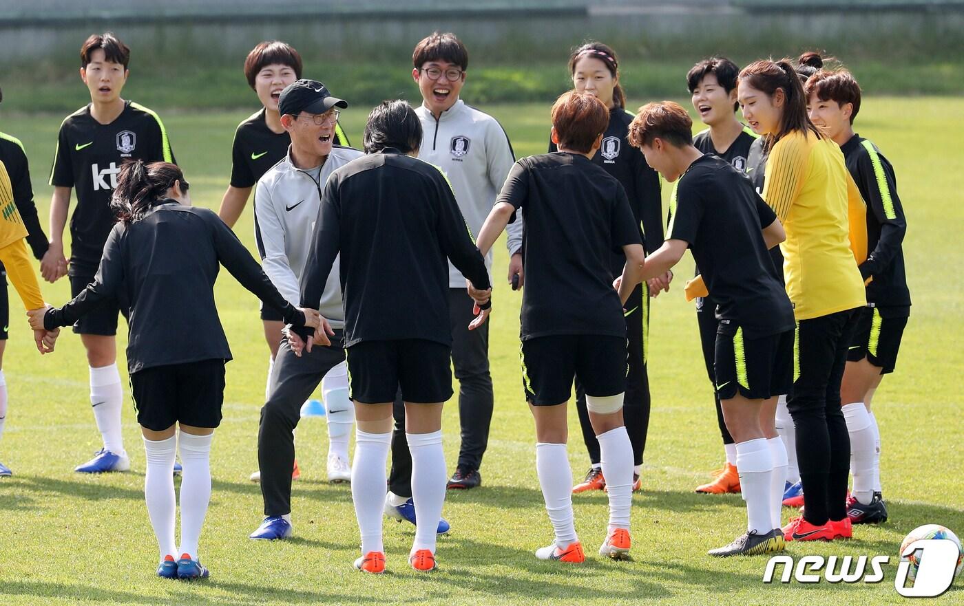 본문 이미지 - 윤덕여 대한민국 여자 축구 국가대표팀 감독과 선수들이 지난 15일 오후 경기 파주시 축구대표팀트레이닝센터(NFC)에서 훈련하고 있다./뉴스1 ⓒ News1 이승배 기자