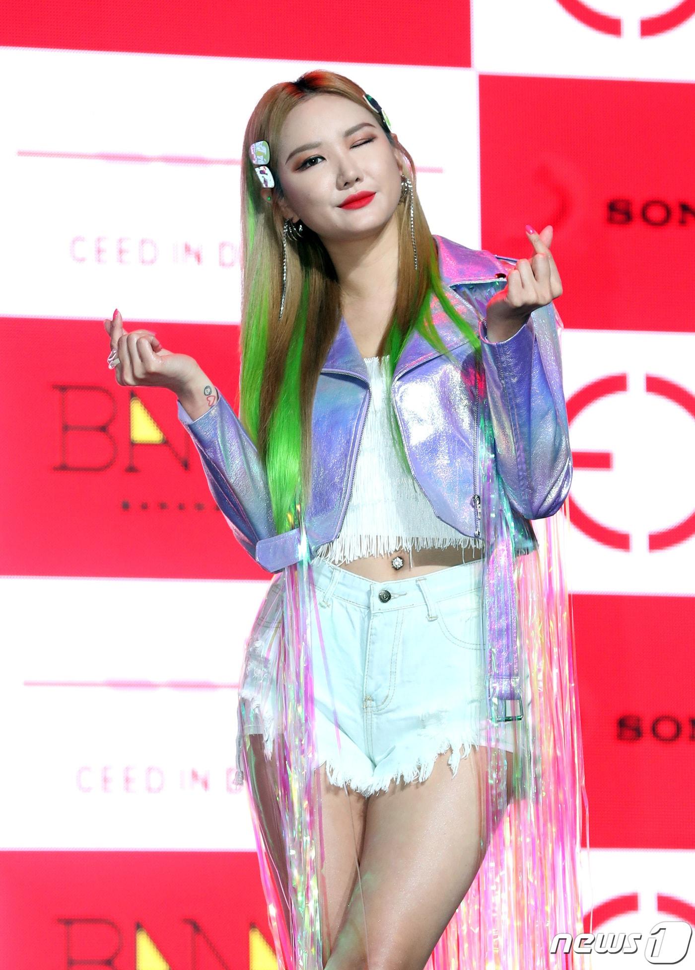 본문 이미지 - 이엑스아이디(EXID) LE가 15일 오후 서울 용산구 한남동 블루스퀘어에서 열린 신곡 ‘ME&YOU’ 발매 기념 쇼케이스에 참석해 포즈를 취하고 있다. EXID는 최근 하니, 정화가 현 소속사와 재계약을 체결하지 않으면서 LE, 솔지, 혜린만 잔류했다. 그러나 그룹 해체는 아니다. 앞으로 1년 동안 이어질 일본 활동은 5인이 함께 한다. 2019.5.15/뉴스1 ⓒ News1 권현진 기자