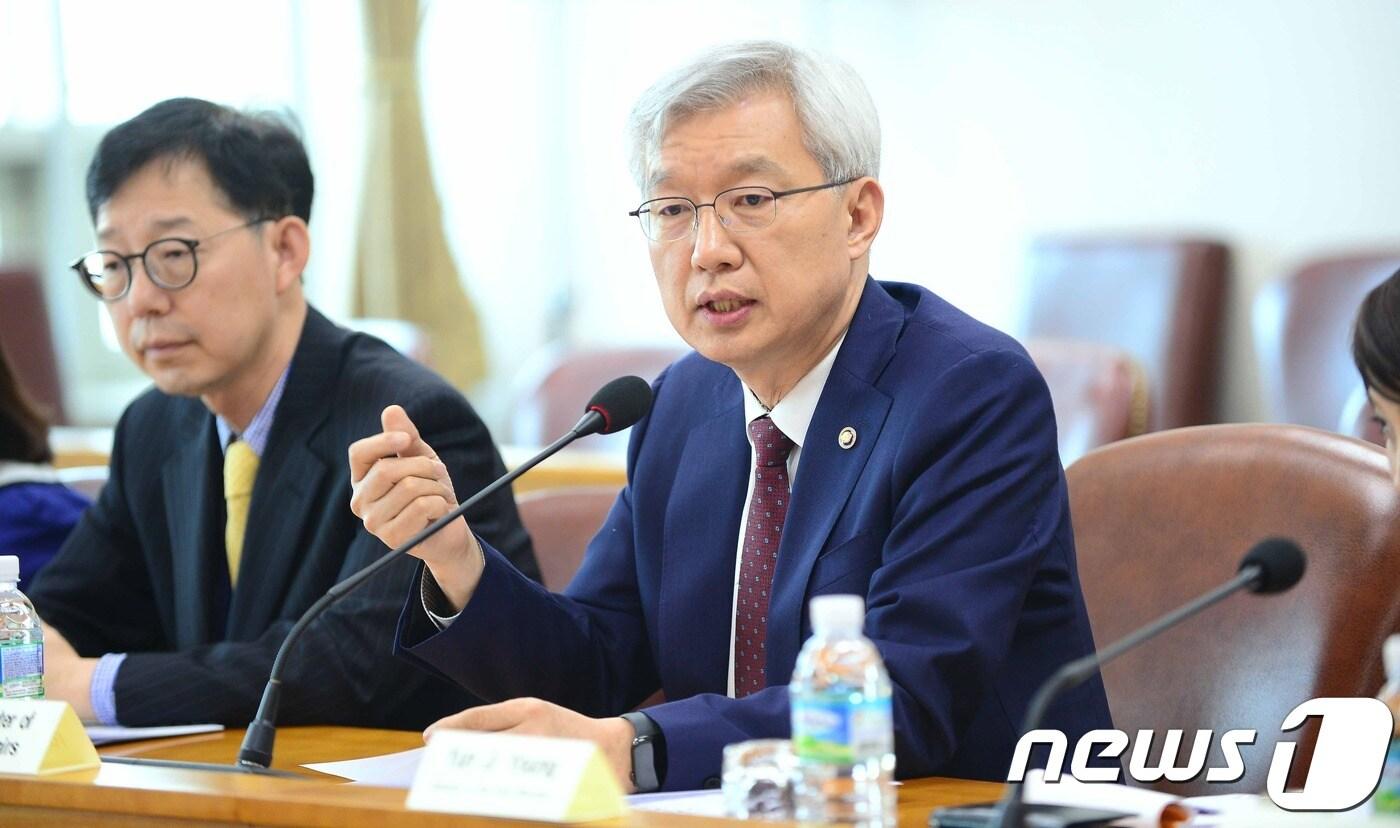 본문 이미지 - 이태호 외교부 2차관이 15일 방한한 미국 워싱턴타임스 인솔 대표단과 만나 한반도 문제와 한미동맹 관계 등에 대해 의견을 교환했다. 2019.05.15(외교부) ⓒ 뉴스1
