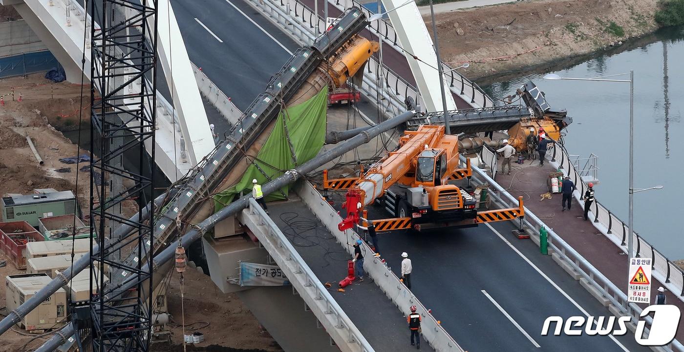 본문 이미지 - 서울 구로구 안양교에 대형 굴착 장비가 쓰러져 있다. 기사와 직접 연관 없음. ⓒ News1 이승배 기자