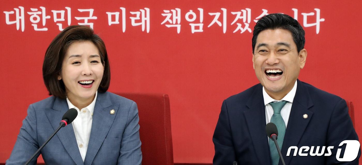 본문 이미지 - 오신환 바른미래당 신임 원내대표가 16일 서울 여의도 국회에서 나경원 자유한국당 원내대표를 예방, 인사말을 나누며 크게 웃고 있다. 2019.5.16/뉴스1 ⓒ News1 김명섭 기자