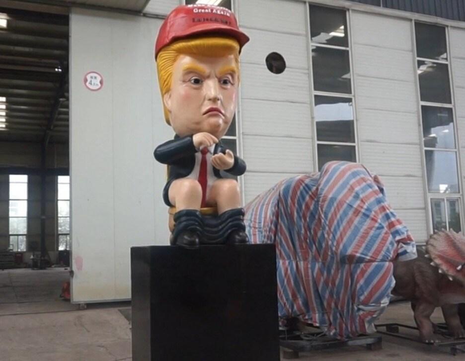 본문 이미지 - 변기 위에 앉아 있는 트럼프 로봇 - 레셈 유튜브 갈무리