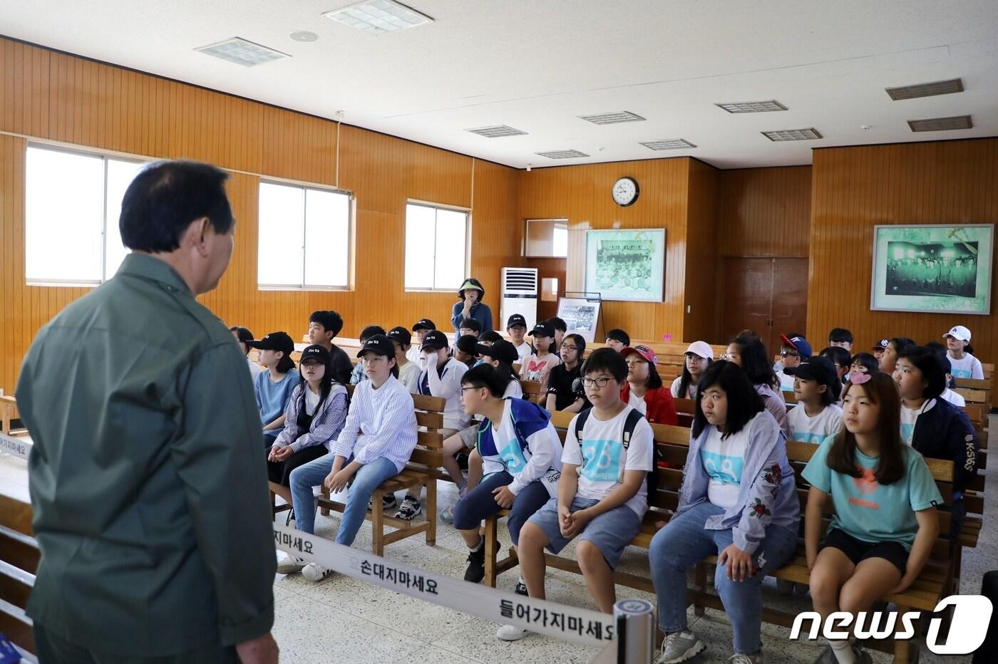 지난 2019년 5월16일 오전 광주 서구 치평동 5·18자유공원 내 상무대 체험관에서 계엄군에 끝까지 저항한 김영철 열사를 연기하는 배우가 &#39;5·18 헌병대 영창체험&#39;에 참여한 학생들에게 5·18을 설명하고 있다.ⓒ News1DB