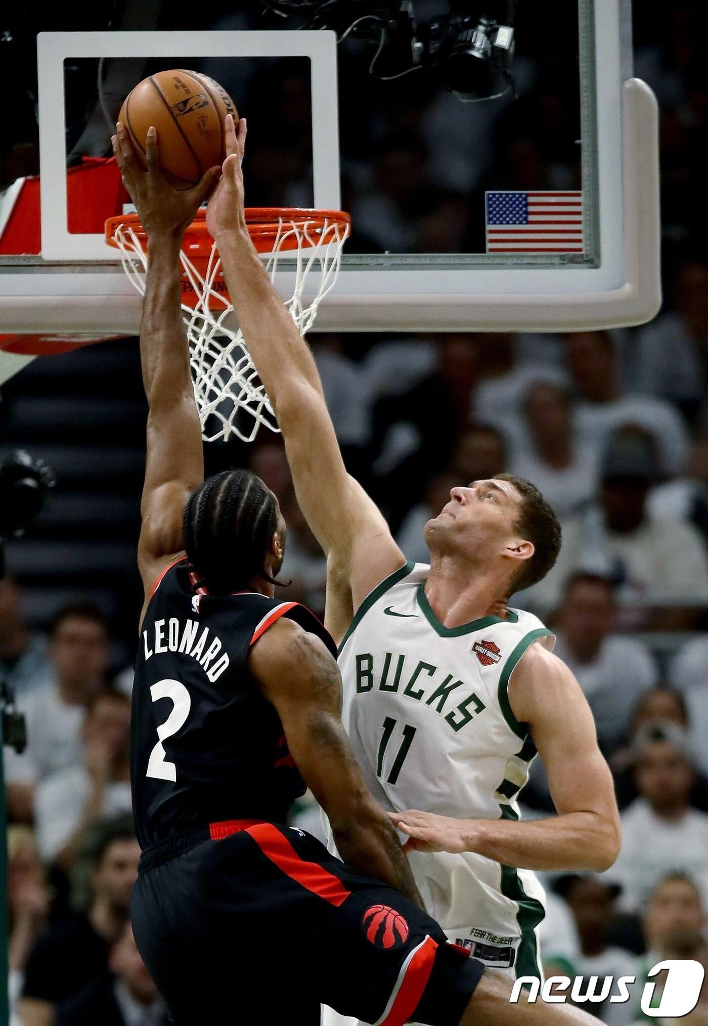 본문 이미지 - 밀워키 벅스 브룩 로페즈가 16일(한국시간) 열린 NBA 동부 콘퍼런스 파이널 1차전에서 토론토 랩터스 카와이 레너드의 슛을 블록하고 있다. ⓒ AFP=뉴스1