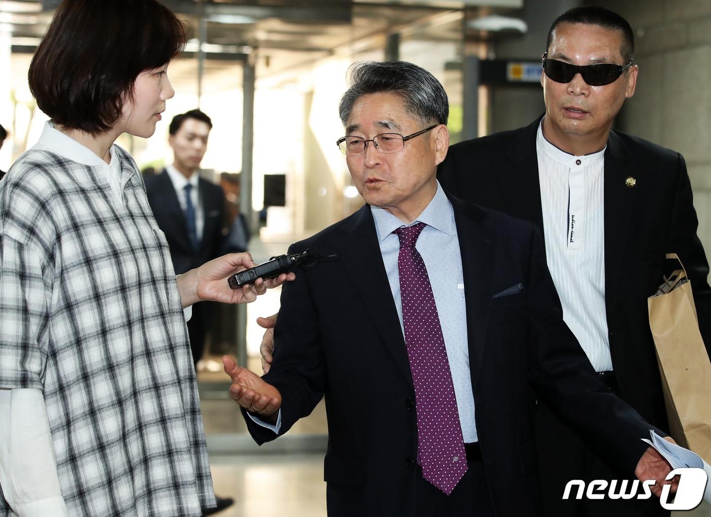 본문 이미지 -   지만원 씨가서울 서초구 서울중앙지법에서 열린 속행공판에 출석하고 있다. (사진은 기사 내용과 무관함) / 뉴스1