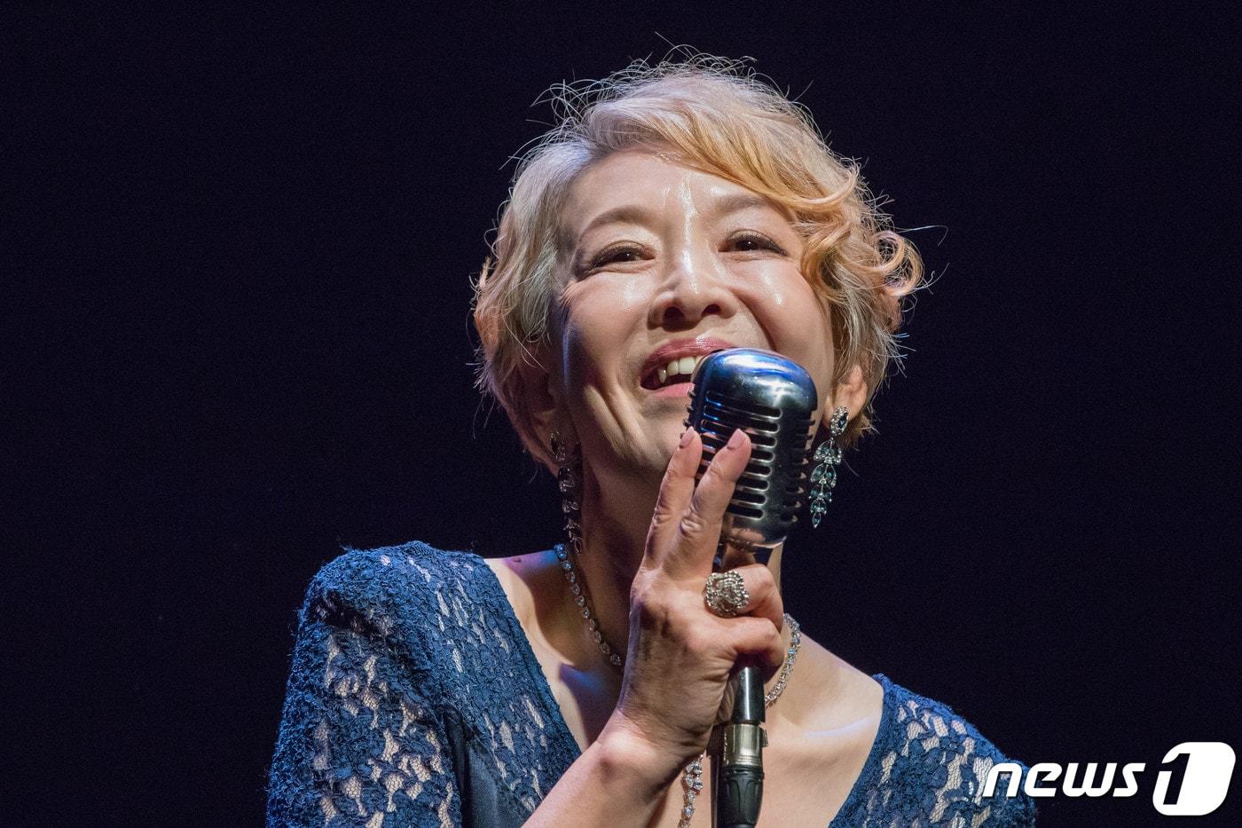 대학로 소극장 '설치극장 정미소'를 17년 간 운영한 윤석화 배우가 16일 서울 대학로 '설치극장 정미소'에서 열린 폐막작 '딸에게 보내는 편지' 제작발표회에서 노래를 부르고 있다. 설치극장 정미소는 경영난에 시달렸으며 오는 6월22일에 폐막하는 이 작품을 마지막으로 폐관할 예정이다. 2019.5.16/뉴스1 ⓒ News1 박정환 문화전문기자